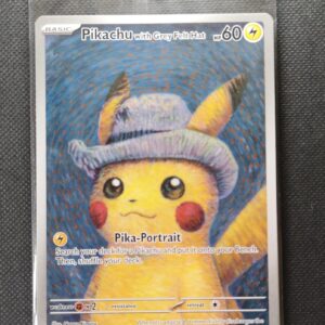 Carte à jouer du JCC POKÉMON représentant Pikachu illutré à la façon de Van Gogh donnant le nom Pikachu with Grey Falt Hat. Carte avec du jaune sur l'effigie de Pikachu et avec un fond gris à la manière des tableaux de Van Gogh