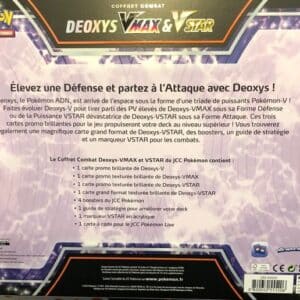 Coffret Pokémon Deoxys VMAX & VSTAR est un coffret combat bleu et violet du jeu de cartes à collectionner Pokémon. Il est de la série Epée et Bouclier et comprend plusieurs produits. L'image centrale de la boîte est composé d'écritures qui décrivent en détail le contenu du coffret Pokémon TCG. Il s'agit du dos de la boîte de la série Épée & Bouclier