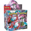 Display Pokémon Faille Paradoxe EV04 36 Boosters est une boite contenant des boosters du TCG Pokémon. Il y a 36 booster dans la boîte, rangés verticalement sur deux colonnes. La boîte est composée de plusieurs couleurs: bleu, violet, jaune blanc, rose et rouge. Il y a des personnages Pokémons représenté au milieu d'un décor stellaire.