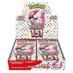Display Pokémon 151 EV3.5 20 Boosters - SV2a Japonais est un display de cartes Pokémon TCG. Cette boîte est rose, blanche rouge et jaune avec des dessins des 151 premiers Pokémon. dont mew est représenté en gros. Il y a des écritures en japonais et le nombre 151.
