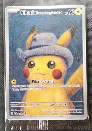 Carte à jouer du JCC POKÉMON représentant Pikachu illutré à la façon de Van Gogh donnant le nom Pikachu with Grey Falt Hat. Carte avec du jaune sur l'effigie de Pikachu et avec un fond gris à la manière des tableaux de Van Gogh