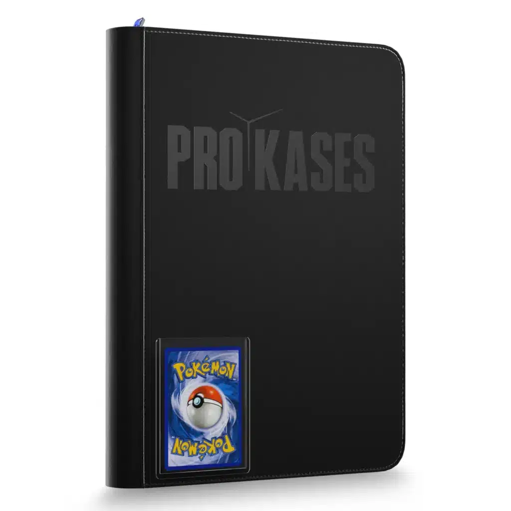Zip Binder Top Loader 216 cartes est un portfolio à zip de rangement et de protection de cartes TCG sous top loader. Il s'adapte à toutes les cartes Pokémon, Lorcana, One Piece, Yu-Gi-Oh etc...Le classeur est noir avec un zip et on y voit par transparence une carte pokémon de dos pour illustrer le rangement.