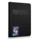 Zip Binder Top Loader 216 cartes est un portfolio à zip de rangement et de protection de cartes TCG sous top loader. Il s'adapte à toutes les cartes Pokémon, Lorcana, One Piece, Yu-Gi-Oh etc...Le classeur est noir avec un zip et on y voit par transparence une carte pokémon de dos pour illustrer le rangement.
