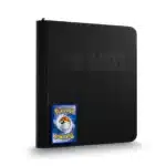 Binder Pokémon 480 cartes est un portfolio à zip de rangement et de protection de cartes TCG. Il s'adapte à toutes les cartes Pokémon, Lorcana, One Piece, Yu-Gi-Oh etc...Le classeur est noir avec un zip et on y voit par transparence une carte pokémon de dos pour illustrer le rangement.