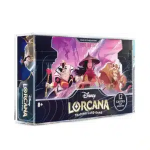 Protection Acrylique pour Display Lorcana UV Résistant (99,9%). On y voit le cadre de présentation vendu sur le site en accessoire, avec ici une display Disney Lorcana Chapitre 1 contenue dans la boîte. La display est bleue, rose et violette. On la voit de côté et de face. Sur le côté il y a un personnage Disney illustré et des écritures Disney Lorcana Trading Card Game. De face il y a les mêmes écritures et des personnages Disney illustrés.
