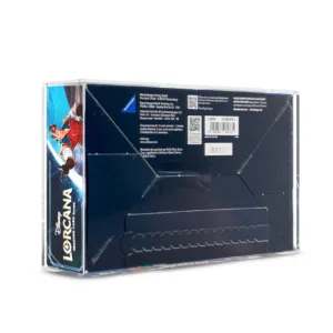 Protection Acrylique pour Display Lorcana UV Résistant (99,9%). On y voit le cadre de présentation vendu sur le site en accessoire, avec ici une display Disney Lorcana Chapitre 1 contenue dans la boîte. La display est vue de côté et de dos, sur le côté on voit un peronnage Disney illustré et des écritures Disney Lorcana Trading Card Game. De face il y a des écritures informatives sur le produit.