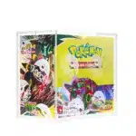 Protection Acrylique pour Display Pokémon UV Résistant (99,9%). On y voit le cadre de présentation vendu sur le site en accessoire, avec ici une display Pokémon Evolution Céleste contenue dans la boîte. La display est verte, jaune, blanche et rouge. On la voit de côté et de face. Sur le côté il y a Noctali, un personnage Pokémon qui est illustré.