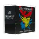 Protection Acrylique pour ETB Pokémon UV Résistant (99,9%). On y voit le cadre de présentation vendu sur le site en accessoire, avec ici une Elite Trainer Box Pokémon TCG Déstinées Occultes contenue dans la boîte. La display est bleue, jaune, blanche, rouge et noire. On la voit de côté et de face. Sur le côté il y a des écritures mentionnant Pokémon et Destinées Occultes. De face il y a les mêmes écritures avec en plus une illustration de 3 Pokémons Artikodin, Sulfura et Elektor.
