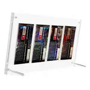 Protection acrylique 4 boosters UV Résistant (99,9%) est un coffret transparent de protection pour paquets de cartes Pokémon. On y voit 4 boosters de cartes Pokémon de dos. Les boosters sont noir avec des écritures blanches. Le support repose sur deux petites barres rondes en métal.