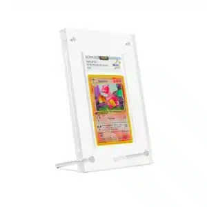 Cadre de présentation carte gradée PCA est un présentoir en acrylique transparent contenant une carte Pokémon gradée par l'entreprise PCA. On y voit un cadre transparent avec une carte Pokémon rouge de face, représentant Reptincel
