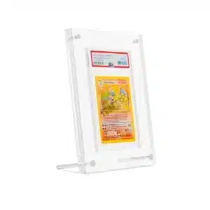 Protection acrylique pour 1 cartes PSA, résistante aux UV (99,9%) est un présentoir en acrylique transparent contenant une carte Pokémon gradée par l'entreprise PSA. On y voit un cadre transparent avec une carte Pokémon rouge de face, représentant Dracaufeu