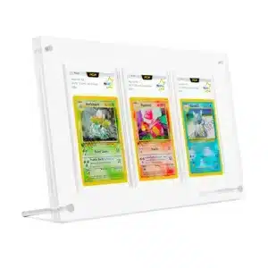 Protection cartes Pokémon PCA (99,9%) est un coffret transparent de protection pour cartes Pokémon. On y voit 3 cartes de face gradées par l'entreprise PCA. Le support repose sur deux petites barres rondes en métal. Elles sont respectivement verte, rouge et bleue