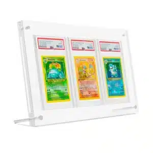 Protection acrylique pour 3 cartes PSA, résistante aux UV (99,9%) est un coffret transparent de protection pour cartes Pokémon. On y voit 3 cartes de face gradées par l'entreprise PSA. Le support repose sur deux petites barres rondes en métal. Elles sont respectivement verte, rouge et bleue