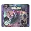 Coffret Cadeau Disney Lorcana Chapitre 4 Retour d'Ursula menace des profondeurs en français. C'est le coffret gift du TCG Disney Lorcana. On le voit fermé, de face. Le dessin représente le personnage Disney Ursula avec d'autres personnages de l'univers. Le coffret est bleu, violet, noir et blanc. Il y a écrit "Disney Lorcana Trading Card Game" en haut et "quête des illumineurs" "menace des profondeurs" en bas.
