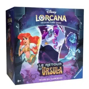 Coffret Trove Disney Lorcana Chapitre 4 Retour d'Ursula -FR- On voit le coffret trésor fermé de face. Il est bleu, violet, blanc et or. L'image centrale représente des personnages de l'univers Disney comme Arielle la petite sirène et Ursula. En haut il y a écrit "Disney Lorcana Trading Card Game" et en bas "Le retour d'Ursula" "trésor des illumineurs"