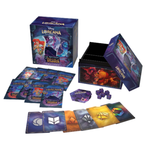 Tresor Lorcana Chapitre 4 -Coffret Disney Retour d'Ursula -FR-. On y voit le contenu du coffret trésor et le coffret lui-même en arrière plan. Il y a étalé devant 8 boosters du TCG Disney Lorcana, des jetons, des cartes et une boîte de rangement de deck. Les couleurs sont bleu, violet et or.