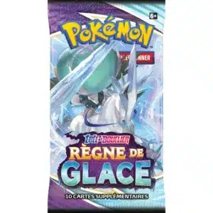Booster Règne de Glace EB06 - Pokémon Épée et Bouclier est un paquet contenant 10 cartes du JCC Pokémon TCG. Il y a un dessin au milieu représentant un pokémon et des écritures au-dessus "Pokémon" et "Cartes à jouer et à Collectionner" et en-dessous de ce dessin "Épée et Bouclier" "Règne de Glace" "10 cartes supplémentaires". Le booster est jaune, violet, rouge, blanc et bleu. Le Pokémon est sylveroy le cavalier du froid.