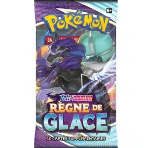 Booster Règne de Glace EB06 - Pokémon Épée et Bouclier est un paquet contenant 10 cartes du JCC Pokémon TCG. Il y a un dessin au milieu représentant un pokémon et des écritures au-dessus "Pokémon" et "Cartes à jouer et à Collectionner" et en-dessous de ce dessin "Épée et Bouclier" "Règne de Glace" "10 cartes supplémentaires". Le booster est jaune, violet, rouge, noir, blanc et bleu. Le Pokémon est sylveroy le cavalier d'effroi