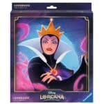 Portfolio Disney Lorcana Chapitre 4 : Reine. L'image représente la boîte contenant le classeur de rangement de cartes du chapitre 4 du TCG Lorcana. L'illustration est à l'effigie de la Reine Disney. Il y a écrit "Disney Lorcana Trading Card Game" en dessous et "Lorebook Card Portfolio" en bas à gauche. Il est violet, blanc rose et or.
