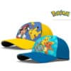 Casquette Pokémon Enfant Sacha et Starters. On y voit deux casquettes de type baseball pour enfant. Elle est bleue et le dessin à l'avant représente les pokémons: Pikachu, carapuce, bulbizarre et salamèche. La seconde est jaune et bleue, le dessin représente Sacha et son Pokémon Pikachu.