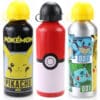 Gourde Pokémon Aluminium. On voit trois gourdes en aluminium. La première à l'effigie de pikachu, elle est noire et jaune. La deuxième représente une pokéball, elle est rouge et blanche. La troisième est grise avec des photos de carapuce, bulbizarre et pikachu.