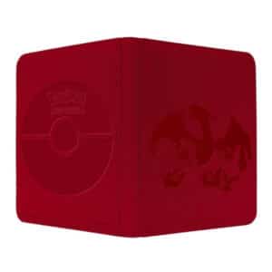 Pro binder Zip Pokémon Dracaufeu 360 Cartes. C'est un classeur de rangement de cartes rouge en simili cuir à l'effigie de Dracaufeu. On le voit ouvert sur sa face et sur sa quatrième de couverture qui représente une pokéball.