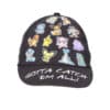 Casquette Pokémon Enfants Attrapez Les Tous. on voit une casquette noire à l'effigie de personnages de Pokémon. Il y a écrit "gotta catch them all" sur la visière.