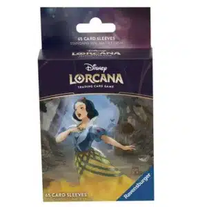 Sleeves Disney Lorcana Chapitre 4 : Blanche Neige. On voit une boîte de face, contenant 65 protèges cartes du TCG Lorcana. La boite est à l'effigie de Blanche Neige. Il y a écrit "65 card sleeves" et "disney lorcana trading card game"