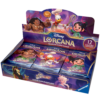 Boîte du jeu de carte Disney Lorcana Chapitre 5. C'est une boîte ouverte bleue et violette avec des personnages Disney dessinés dessus comme Elsa de Frozen