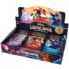Display Lorcana Chapitre 1 : Premier Chapitre. On voit le coffet ouvert avec les boosters à l'intérieur. l'illustration est à l'effigie de Vaiana, Mickey et la reine des neiges Elsa. Il est violet, bleu et rouge. Il y a écrit Disney Trading Card Game, 12 cartes par paquet, Premier chapitre cartes supplémentaires et Ravensburger.