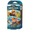 Deck Disney Lorcana Chapitre 6 : La Mer Azurite -Go Go Tomago et Gadget. Il s'agit d'une boîte contenant un deck de démarrage du TCG Lorcana. Il est bleu, rouge et jaune, on y voit les personnages de go go tomago et de gadget en mer. Il y a écrit et hau et en bas, deck de démarrage pour 1 joueur. En haut: Disney Lorcana Trading card game et en bas : la mer azurite.