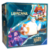 Trésor des illumineurs Disney Lorcana Chapitre 6 : La Mer Azurite. On voit de face le nouveau coffret trove pack du chapitre 6 du TCG Lorcana: La mer Azurite. Il représente les personnages de Stitch, Yzma et Baymax, sur le pont d'un bâteau en bois en mer. Le coffret est bleu et blanc.