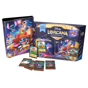 Coffret Collector Stitch Disney Lorcana Chapitre 6 : La Mer Azurite. On voit le coffret cadeau de face à l'effigie du personnage Disney Stitch habillé en pirate. Devant sont présentés les boosters à l'effigie de Stitch, Yzma et de Baymax. Sur le côté on voit un classeur de rangement de carte présentant Stitch. Les boosters sont marrons et bleus. Le coffret et le portfolio sont bleus, violets, roses et marrons.
