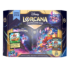 Coffret Collector Stitch Disney Lorcana Chapitre 6 : La Mer Azurite. On voit le coffret cadeau à l'effigie de Stitch de face, il y a écrit Coffret collector Stitch, Disney Lorcana Trading Card Game et Ravensburger. Le coffret est bleu, violet, rose et marron.