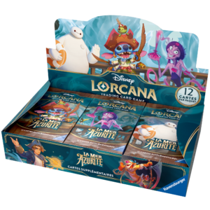Display Disney Lorcana Chapitre 6 La Mer Azurite. On voit la boîte de boosters ouverte avec les paquets de cartes à l'intérieur. Ils sont à l'effigie de Stitch, Yzma et Baymax. La boîte et les boosters sont bleus, violets et marrons. Il y a écrit Disney Lorcana Trading Card Game, 12 cartes par paquet, la mer azurite, cartes supplémentaires et Ravensburger.