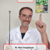 On voit une photo d'un prefesseur la baguette à la main, en blouse blanche de face. Il a l'index gauche levé désignant une carte du jeu de carte à collectionner pokémon Epine de fer ex. Il y a deux encadré contenant les textes : "jouer au JCC" et "Pr. Ben t'explique le deck Epine de fer ex".