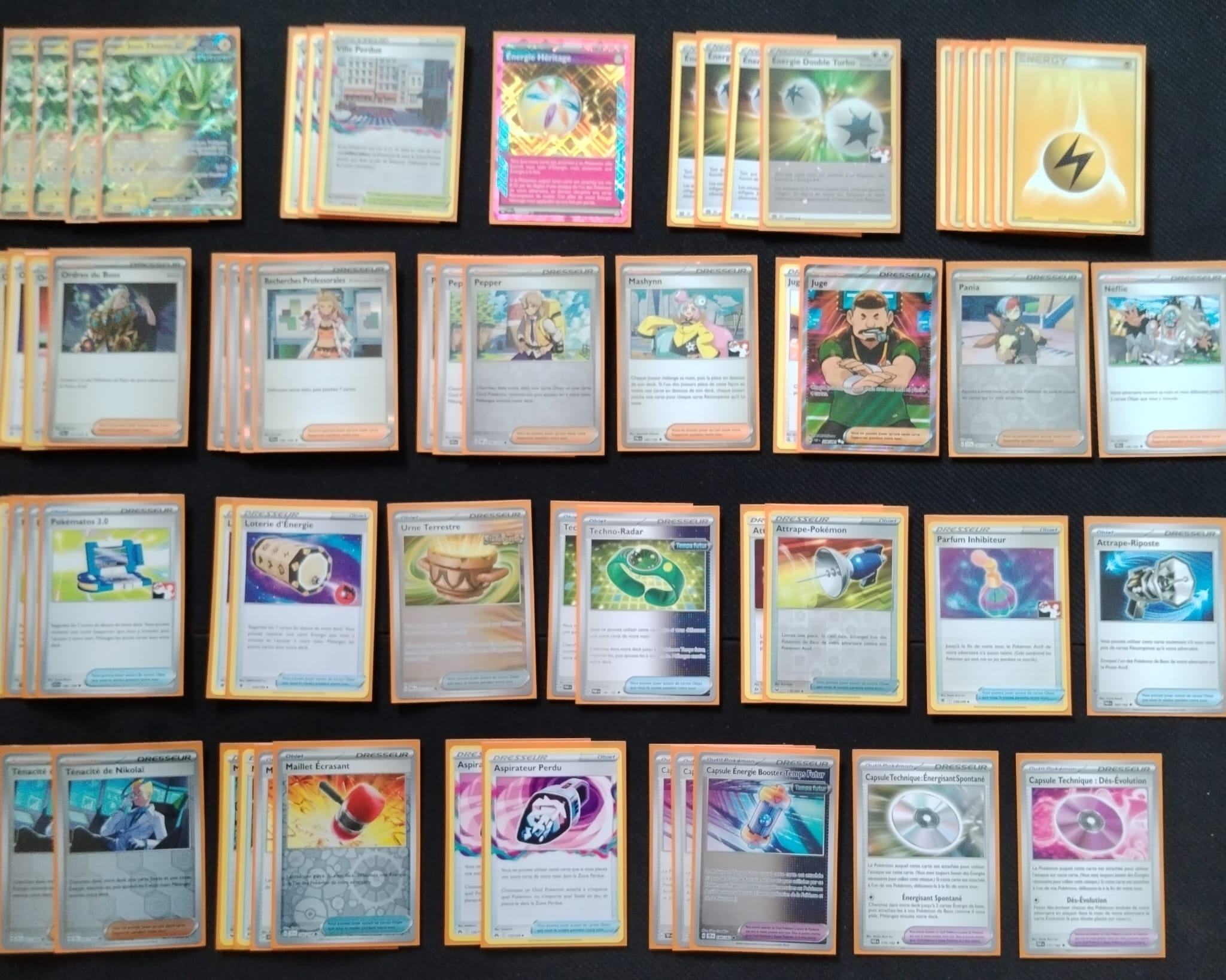 Une image contenant collection, texte, cadre photo, intérieur Description générée automatiquement