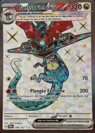 image d'une carte du jeu de cartes à collectionner pokémon de teracristal. Elle est grise avec des étoiles. Elle représente un pokémon. Il y a un texte décrivant les aptitudes du pokémon dans le jcc pokémon.
