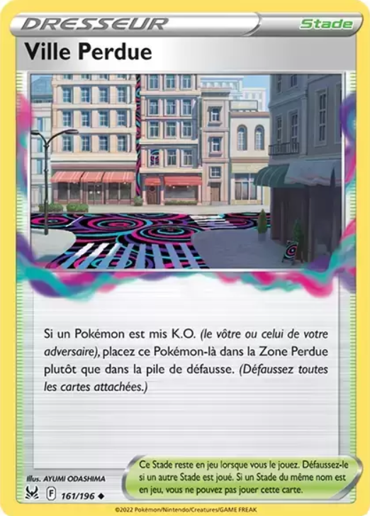 image d'une carte du jeu de cartes à collectionner pokémon de type stade. Elle est jaune, grise, bleue et rose. Il y a du texte et une image représentant un stade dans la rue d"une ville.