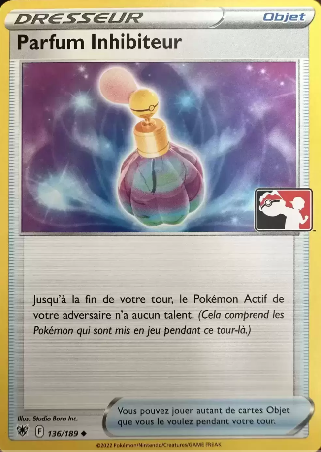 image d'une carte du jeu de cartes à collectionner pokémon de type dresseur objet pokémon. La carte est jaune, bleue et grise et représente un flacon de parfum. Il y a un texte expliquant ce que la carte fait dans une partie de jeu pokémon tcg.