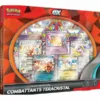 Coffret combattants téracristal. Coffret Pokémon collection Premium. Cette boîte contient différents items pokemon. Des cartes promos des créatures pokémon très appréciés par les fans de la série comme Dracaufeu et Dracoloss dans leur forme téracristal et des boosters du tcg Pokémon. Coffret idéal pour tous les joueurs et collectionneurs des JCC. Le coffret est rouge et gris. Il y a un rond transparent à travers lequel on voit les produits qui le composent. Il est écrit "Pokémon" "Cartes à jouer et à collectionner" "ex" "collection premium" "combattants téracristal.
