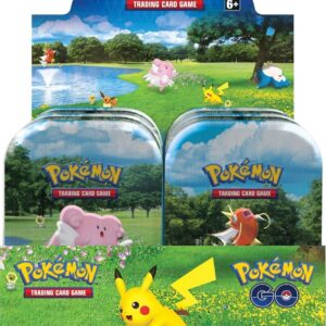 Display mini tin Pokémon go. Coffret en carton contenant des boîtes en fer de la série POkémon go du TCG Pokémon. Le coffret représente les personnages Pokémon courant sur une pelouse avec des fleurs jaunes et roses. On distingue Pikachu, Ronflex, Evoli et Magicarpe. Il y a écrit "Pokémon Go" et "Pokémon trading card games". C'est une série Pokémon en l'honneur du jeu Pokémon go.