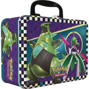 Valisette Garde de Fer et Hurle Queue - Coffret Pokémon rentrée des classes. Coffret valisette Pokémon rentrée des classes. Cette boîte contient différents items pokemon. Des cartes promos des créatures pokémon très appréciés par les fans de la série comme Garde de fer dans leur forme ex. Il y a également des boosters du tcg pokémon du bloc écatale et violet et du bloc épée et bouclier. Sur le coffret est écrit "Pokémon cartes à jouer et à collectionner". La boîte est violette et verte.