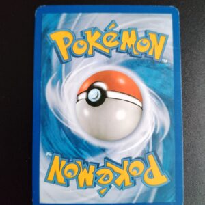 dos de la carte Shaymin 38/127. Carte du TCG Pokémon issue de la série Platine du bloc Platine, parue le 18/08/2009. Carte Pokémon de Base de type Plante, Rare. Illustrateur: Kagemaru Himeno. L'illustration du verso de cette carte représente une Pokéball en son centre. Il s'agit s'une sphère bicolore: rouge dans sa moitié supérieure et blanche pour la moitié inférieure. Le Logo Pokémon est répété au-dessus et en dessous de la Pokéball, en jaune. Le fond de la carte est de couleur bleue.