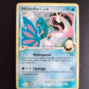 Milobellus C 35/147. Carte du TCG Pokémon issue de la série Vainqueurs Suprêmes du bloc Platine (Platine: Vainqueurs Suprêmes), parue le 11/02/2010. Carte Pokémon de Base de type Eau, Rare. Illustrateur: Kawayoo. L'image représente une créature aquatique semblable à un dragon avec un corps blanc, une queue bleue et des antennes roses.