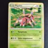 Migalos 15/223. Carte du TCG Pokémon issue de la série HeartGold SoulSiver du bloc HeartGold SoulSilver, parue le 05/05/2010. Carte Pokémon Niveau 1 de type Plante, évolution de Mimigal. Rare. Illustrateur: Ken Sugimori. L'image représente un insecte étrange, avec des rayures roses et noires ainsi qu'une corne sur son front, au-dessus de ses mandibules. Il est représenté à l'arrêt sur un chemin herbeux.
