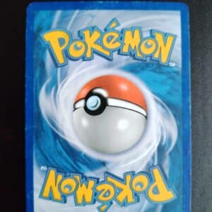 dos de la carte Sablaireau 29/123. Carte du TCG Pokémon issue de la série HeartGold SoulSiver du bloc HeartGold SoulSilver, parue le 05/05/2010. Carte Pokémon Niveau 1 de type Combat, évolution de Sabelette. Rare. Illustrateur: Yukiko Baba. L'illustration du verso de cette carte représente une Pokéball en son centre. Il s'agit s'une sphère bicolore: rouge dans sa moitié supérieure et blanche pour la moitié inférieure. Le Logo Pokémon est répété au-dessus et en dessous de la Pokéball, en jaune. Le fond de la carte est de couleur bleue.