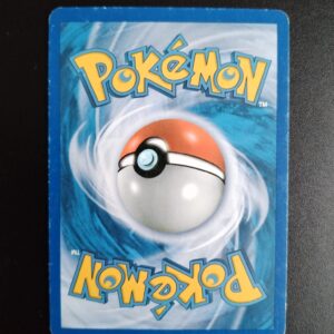 dos de la carte Limaspeed 12/101. Carte du TCG Pokémon issue de la série Nobles Victoires du bloc Noir et Blanc (NB03, NB: Nobles Victoires), parue le 14/01/2012. Carte Pokémon Niveau 1 de type Plante, évolution d'Escargaume, Rare. Illustrateur: Kagemaru Himeno. L'illustration du verso de cette carte représente une Pokéball en son centre. Il s'agit s'une sphère bicolore: rouge dans sa moitié supérieure et blanche pour la moitié inférieure. Le Logo Pokémon est répété au-dessus et en dessous de la Pokéball, en jaune. Le fond de la carte est de couleur bleue.