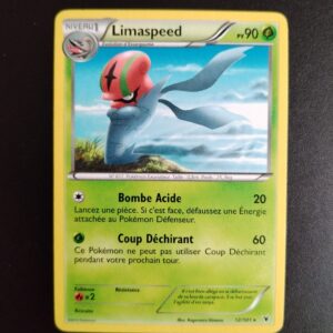 Limaspeed 12/101. Carte du TCG Pokémon issue de la série Nobles Victoires du bloc Noir et Blanc (NB03, NB: Nobles Victoires), parue le 14/01/2012. Carte Pokémon Niveau 1 de type Plante, évolution d'Escargaume, Rare. Illustrateur: Kagemaru Himeno. L'illustration représente une sorte de limace qui semble debout sur sa queue et adoptant une posture héroïque les bars croisés, en sommet d'une montagne entourée de nuages.