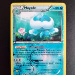 Moyade (reverse) 31/101. Carte du TCG Pokémon issue de la série Nobles Victoires du bloc Noir et Blanc (NB03, NB: Nobles Victoires), parue le 14/01/2012. Carte Pokémon Niveau 1 de type Eau, évolution de Viskuse, Rare. Illustrateur: Kagemaru Himeno. L'illustration représente une grosse méduse bleue portant la moustache et une couronne au fond de l'eau. A côté d'elle à gauche figure une petite méduse rose également avec une couronne.